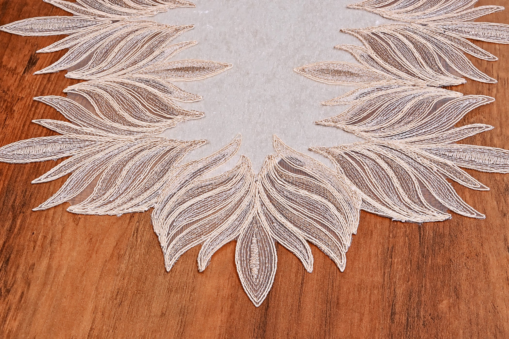 Lotus bársony asztali futó fehér színű, arany csipkével 60 x 150 cm